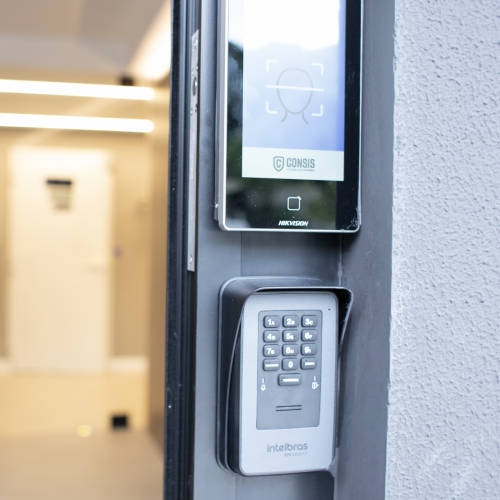 O acesso às portas é feito através de tag eletrônica ou leitor biométrico e o ingresso em portões de veículos por meio de um controle exclusivo com tecnologia anticlonagem.